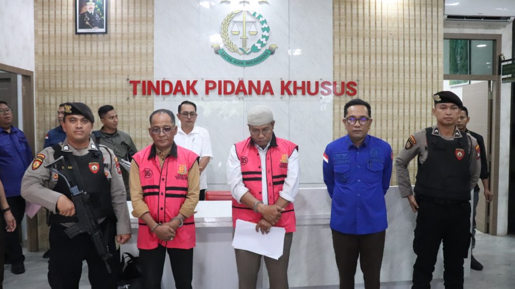 Kejati Kepri Tetapkan dan Tahan Tersangka Tipikor Pengaturan Barang Kena Cukai BP Karimun.(K/ft)